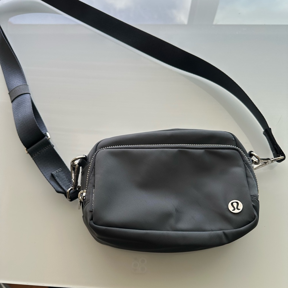 lululemon athletica everywhere Crossbody Bag 2L Oil Grey/Silver - Picture 2 of 7